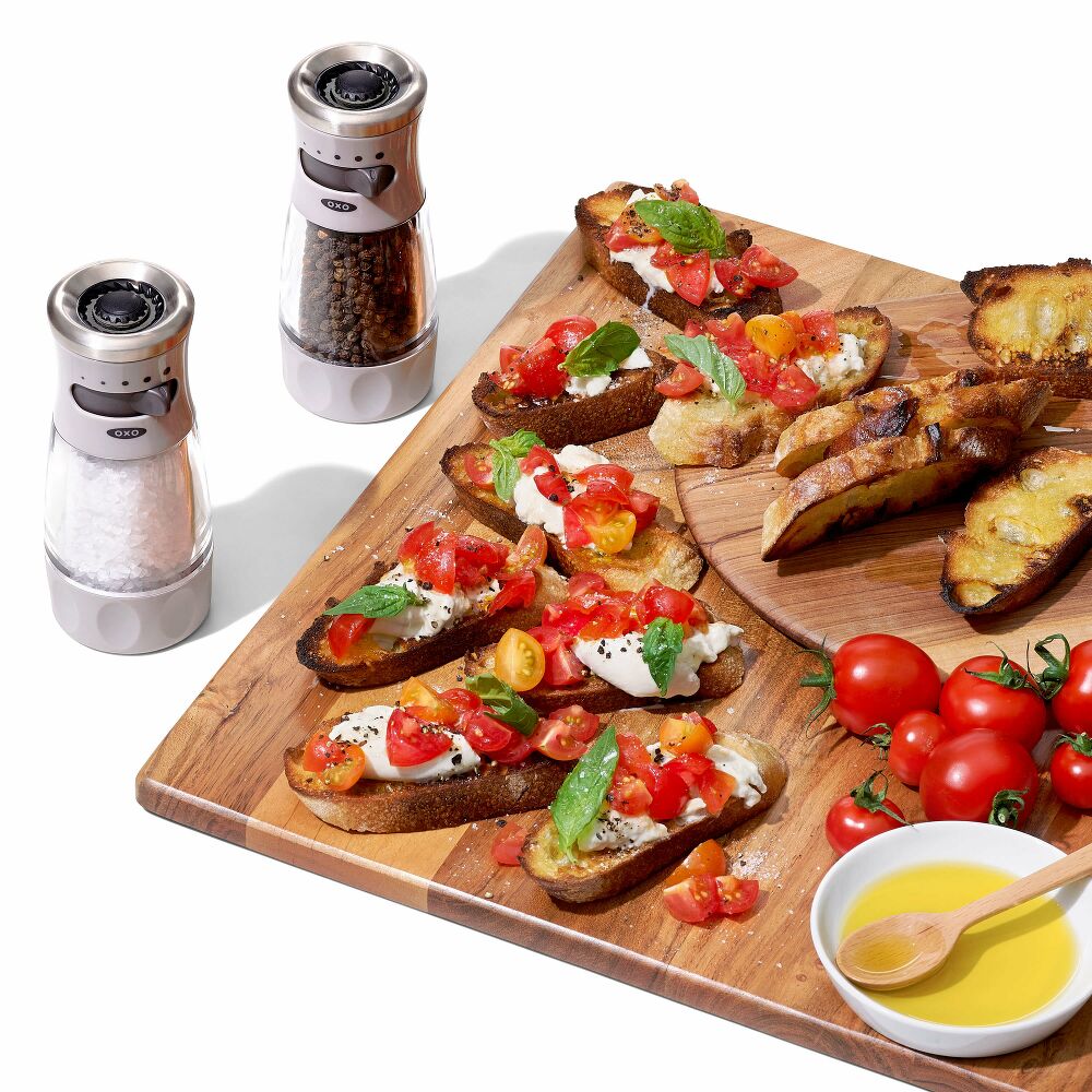 Contoured Mess-Free Pepper Grinder K7