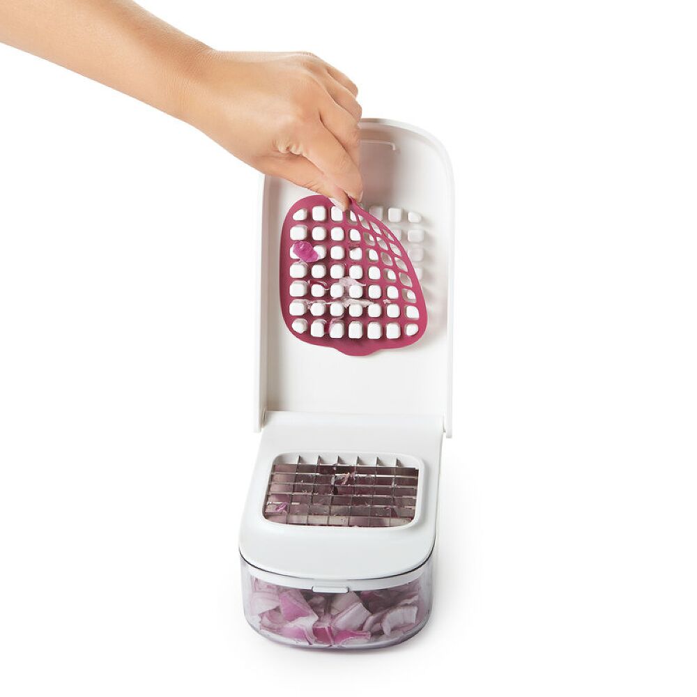 Vegetable Chopper with Easy-Pour Opening C4
