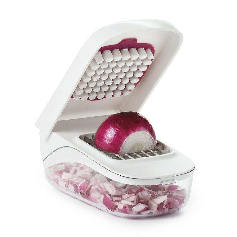 Vegetable Chopper with Easy-Pour Opening C4