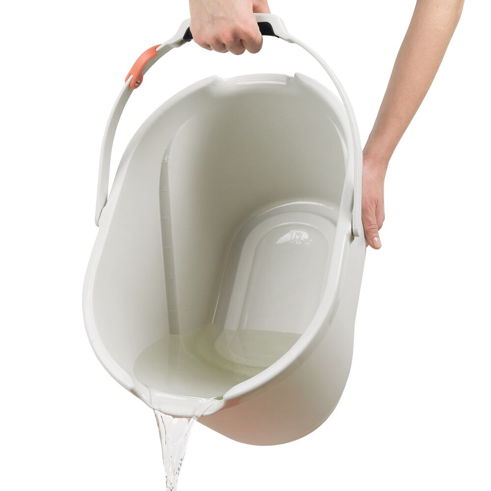 Angled Measuring Bucket B8